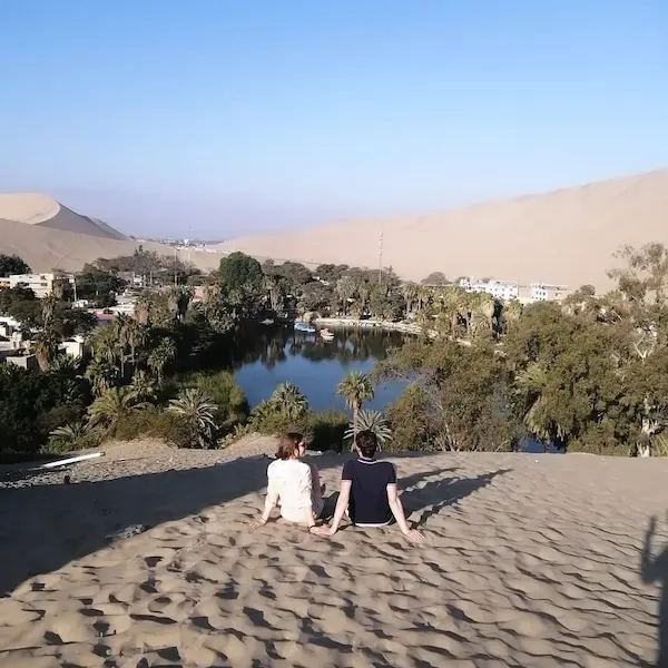 turistas viendo la Laguna de Huacachina en el city tour ica