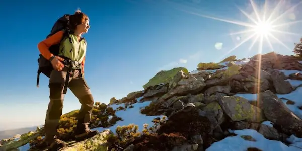 persona en las montañas nevadas