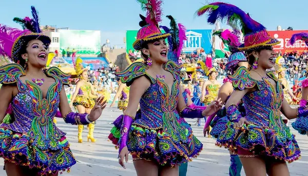 Danzas de trajes de luces en festival de la virgen de la candelaria